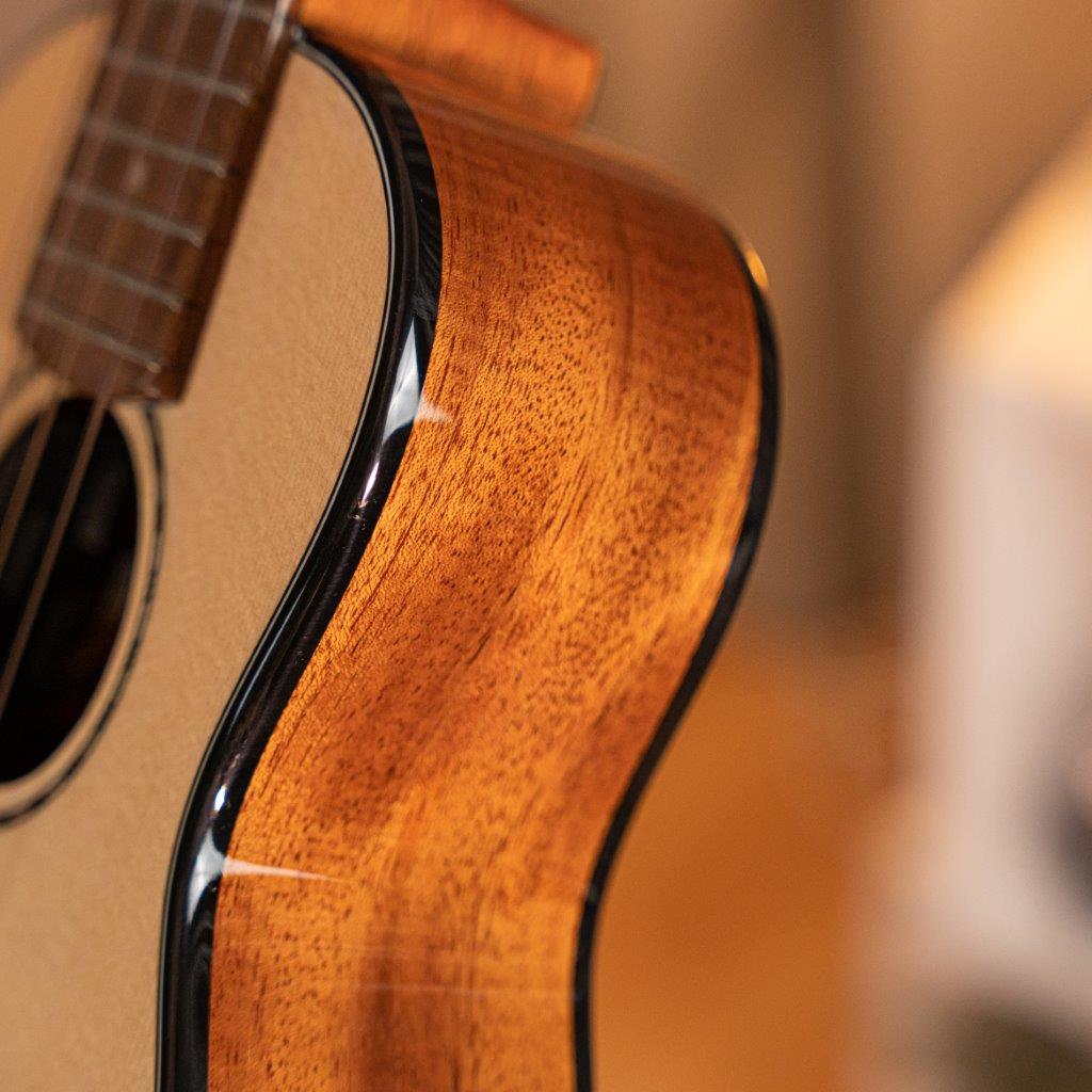 SU310AE Soprano - Solid Spruce, Solid Mahogany and EQ